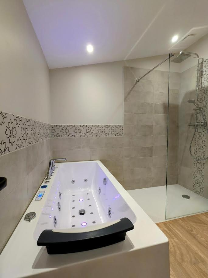 Le Boheme, Sauna & Spa Riorges ภายนอก รูปภาพ